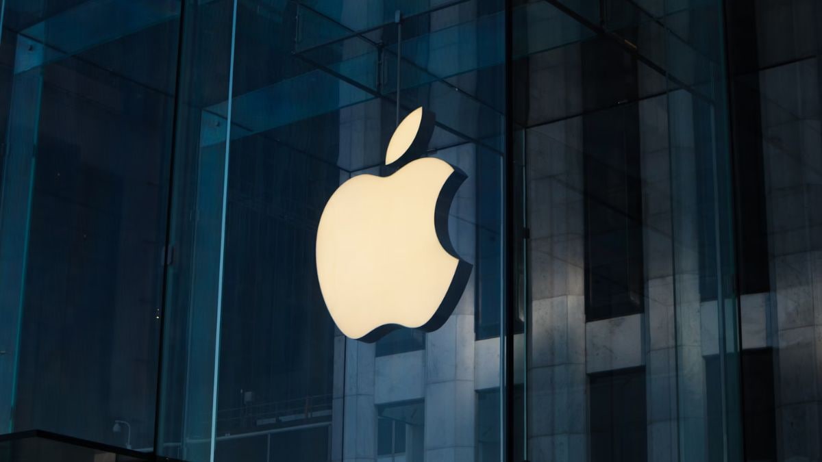 Read more about the article Apple Stock Value Surges By $112 Billion After Signal of AI Intent