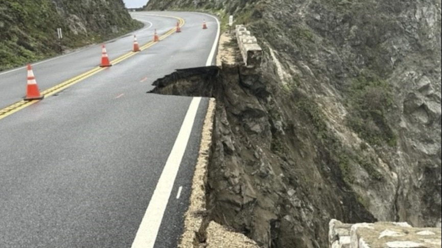 Read more about the article California Highway 1 collapse in storm leaves motorists, cars stranded
