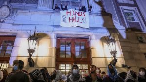 Read more about the article Video: Pro-Palestine protesters storm Columbia University, break windows, rename Hamilton Hall