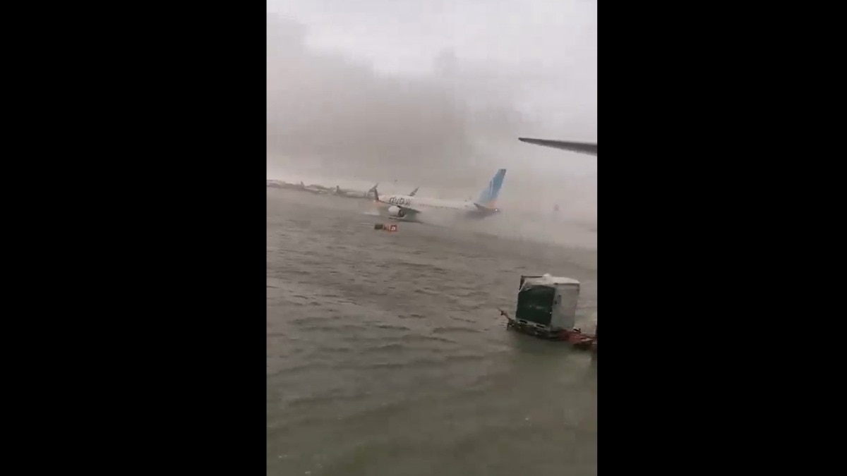 Read more about the article Dubai International Airport is flooded after heavy rain