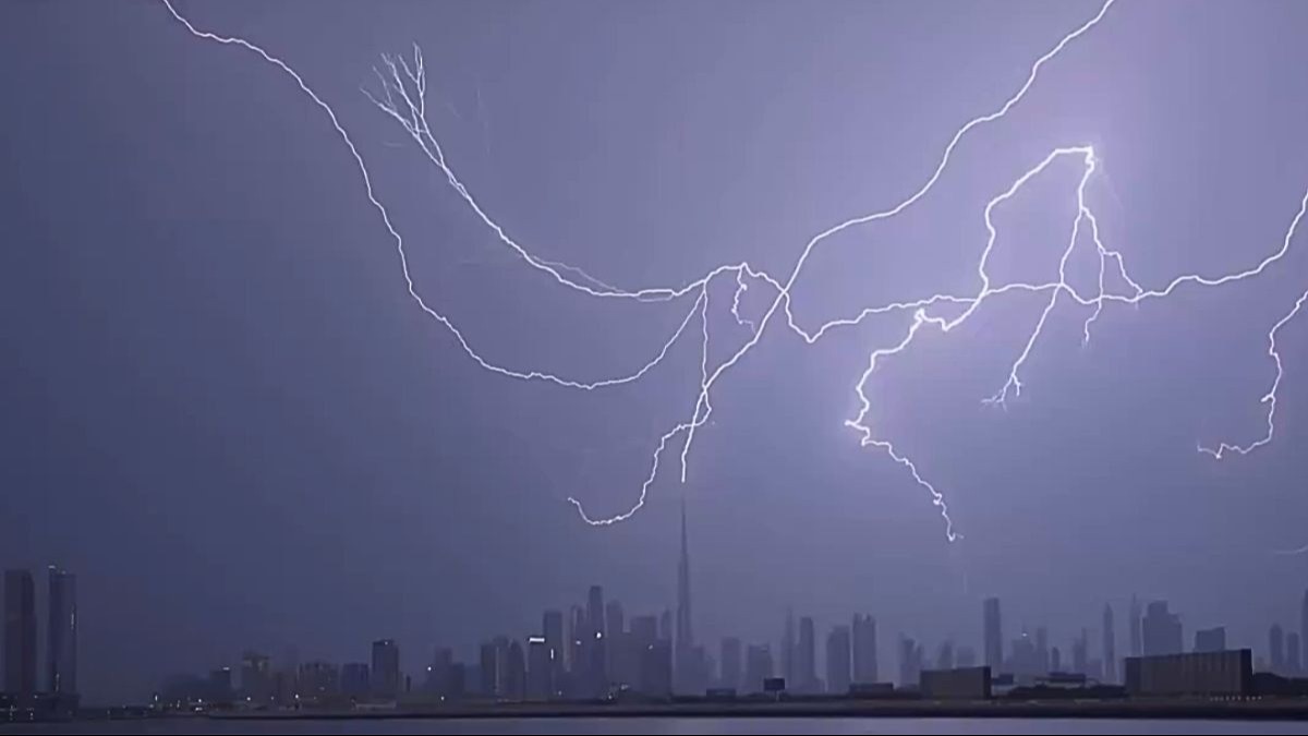 You are currently viewing Burj Khalifa lights up after lightning strikes during Dubai rain and flash floods