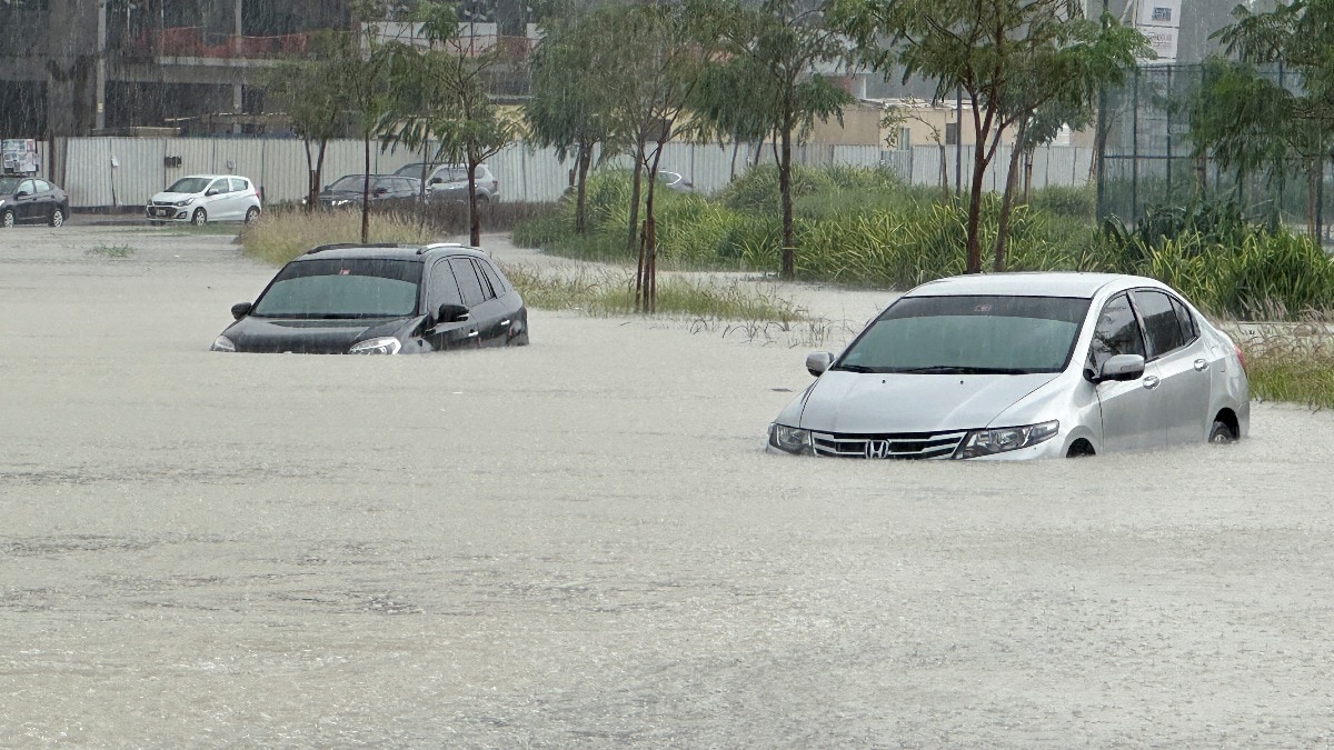 You are currently viewing Dubai flooded after heavy rain: Visuals of cars stalled on roads, buses abandoned