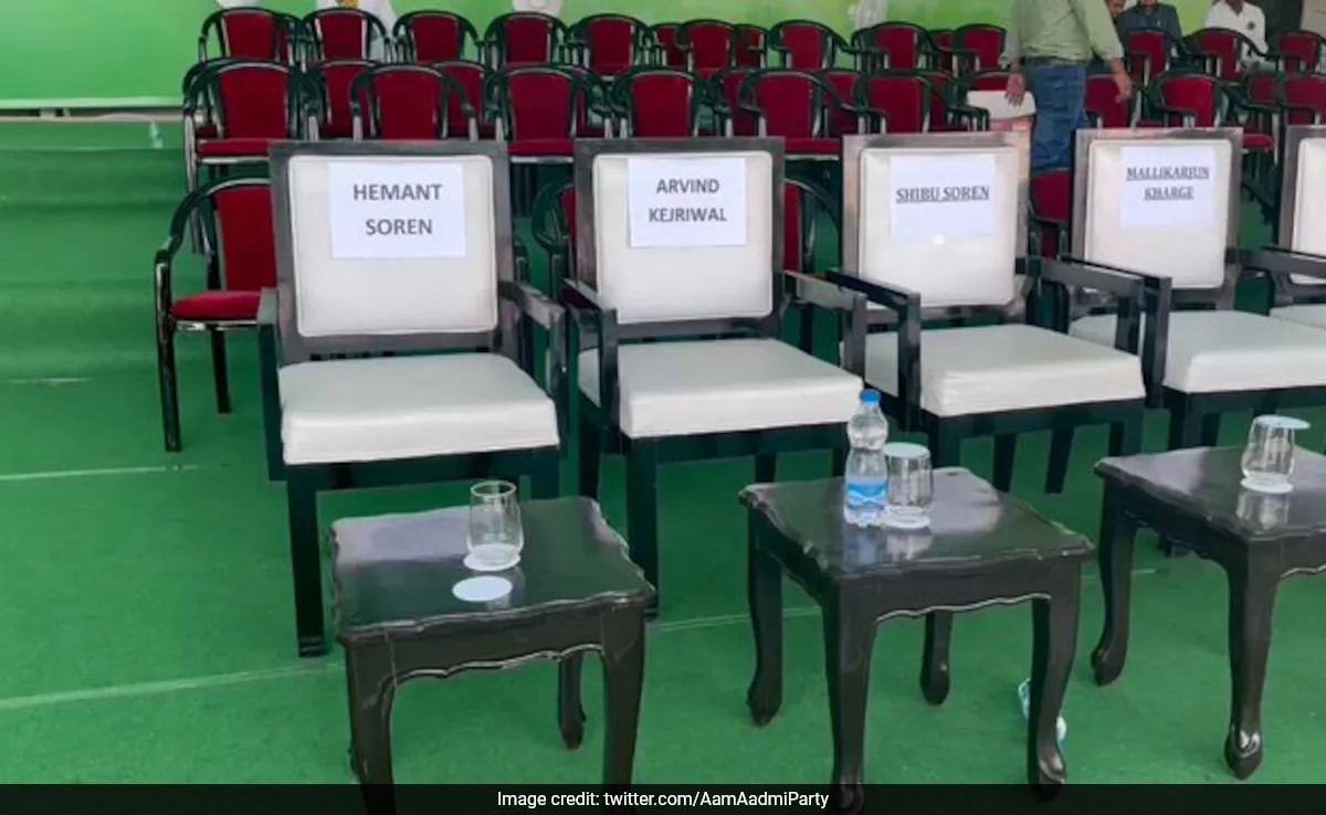 Read more about the article Empty Chairs On Stage For Arvind Kejriwal, Hemant Soren At Mega INDIA Rally