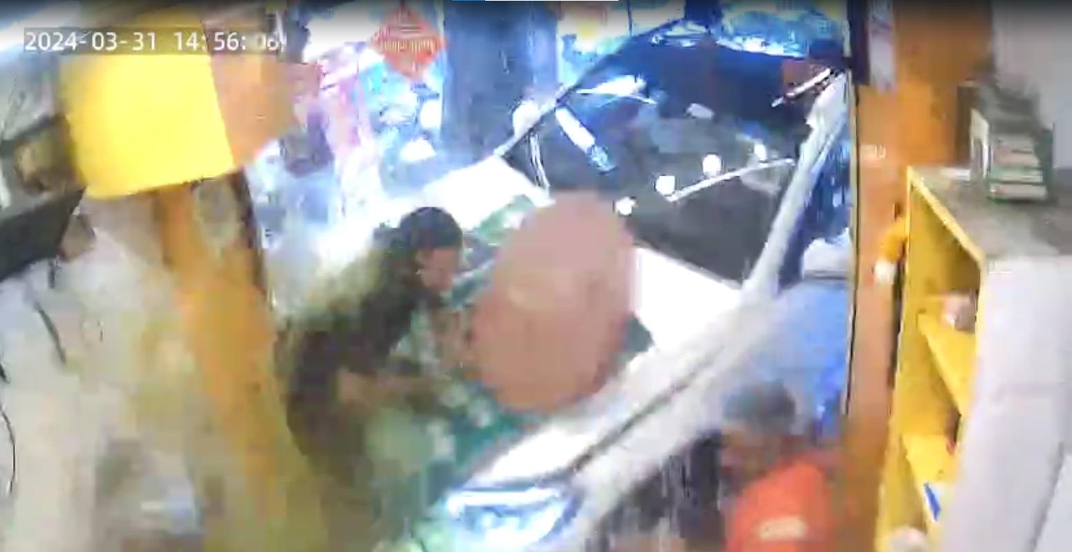 You are currently viewing Video: Lawyer Drives Mercedes SUV Into Delhi Kachori Joint, 6 Injured