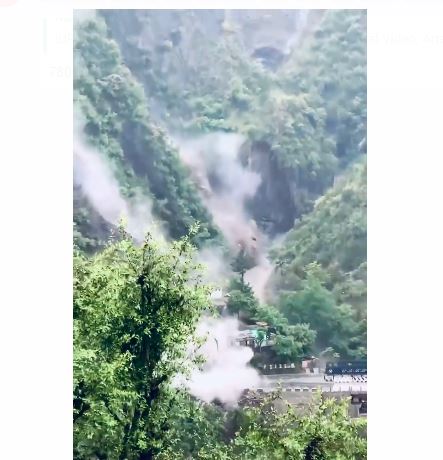 You are currently viewing Video: Srinagar-Jammu Highway Hit By Massive Landslide After Heavy Rain