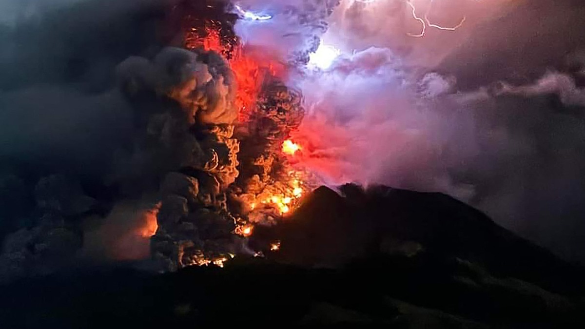 Read more about the article Indonesian volcano erupts in lightning storm, offering stunning views