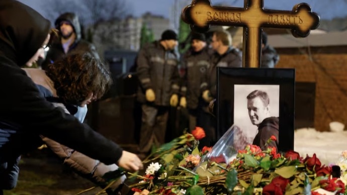 Read more about the article Russian priest presiding over Alexei Navalny’s memorial suspended from duties