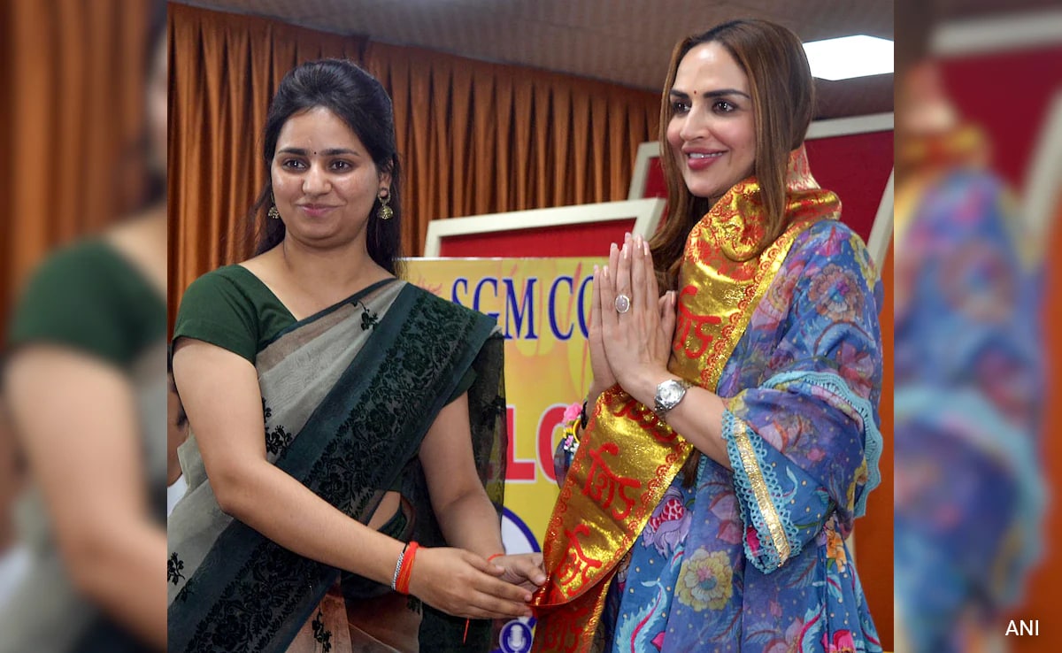 You are currently viewing Hema Malini's Daughters Isha, Ahana Visit Mathura To Campaign For Her