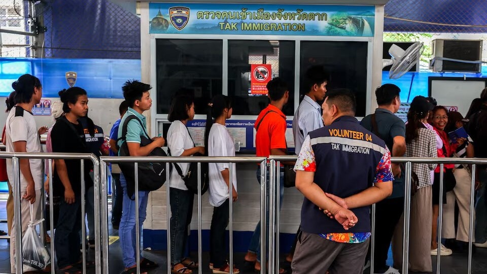 Read more about the article Hundreds flee to Thailand as rebels clash, take over key border town
