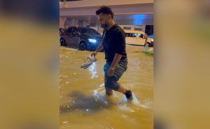 Read more about the article Video: Singer Rahul Vaidya Wades Through Knee-Deep Water Amid Dubai Rains