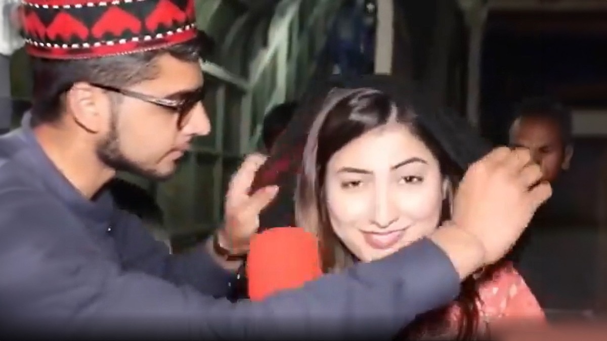 You are currently viewing Pakistani man schooled after he tries to forcibly cover interviewer’s head