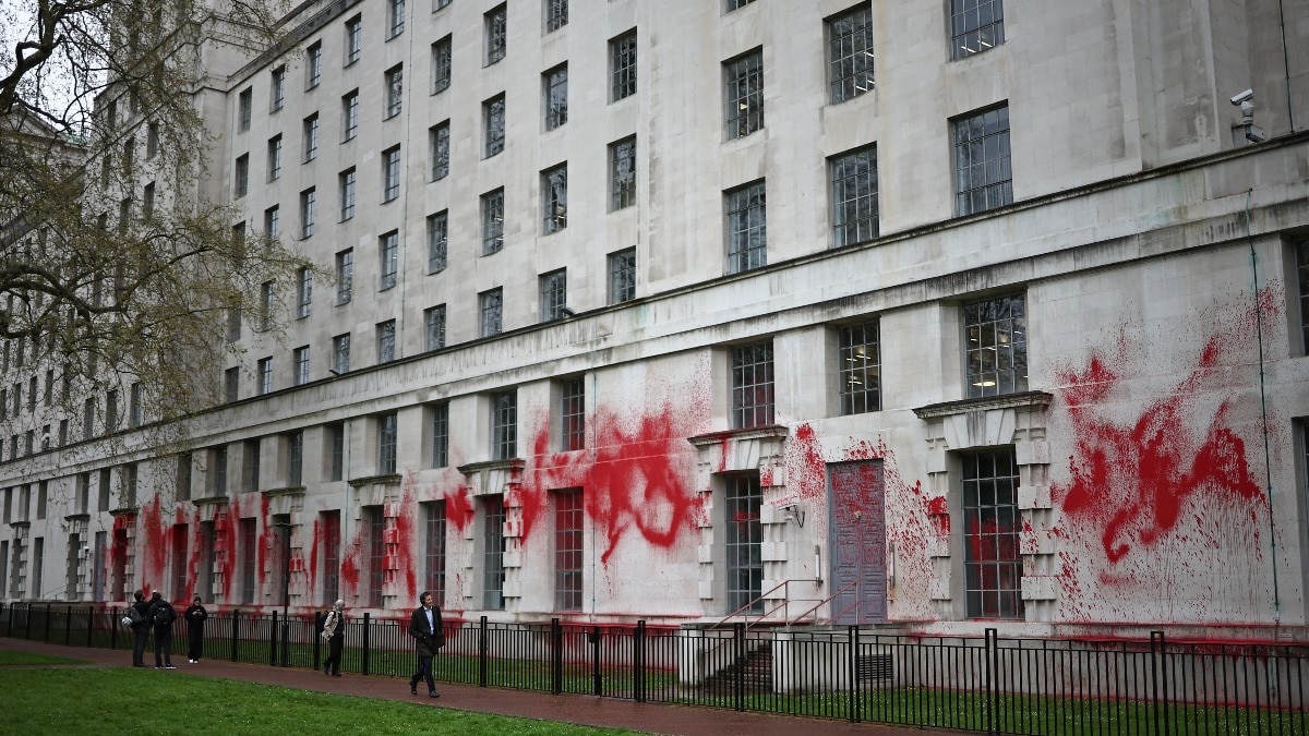 You are currently viewing Video: Pro-Palestine supporters paint UK’s Ministry of Defence building red