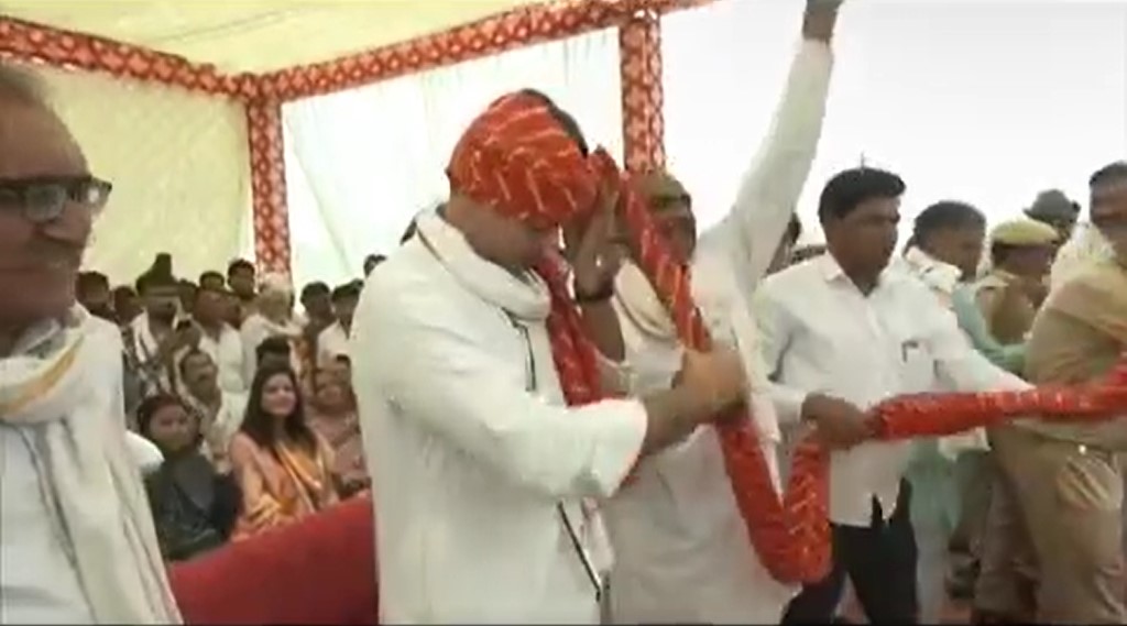 You are currently viewing Watch: Sachin Pilot Ties 51-Metre Long Turban While Campaigning