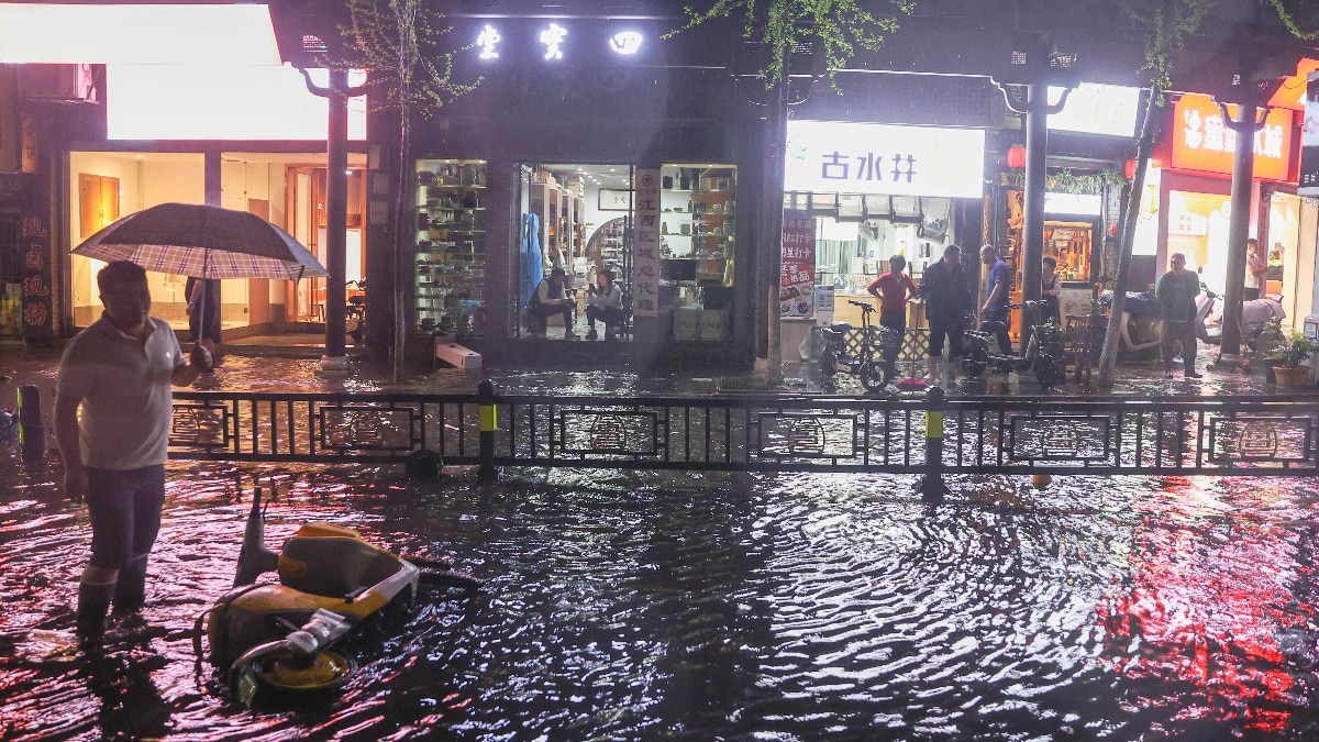 You are currently viewing 7 killed, people blown from flats as typhoon-like winds ravage southern China