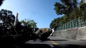 Read more about the article Taiwan earthquake: How driver escaped boulders raining during 7.4 quake