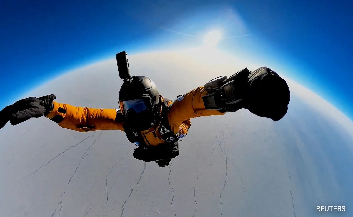 You are currently viewing 3 Russians Set World Record by Parachuting From Stratosphere To North Pole