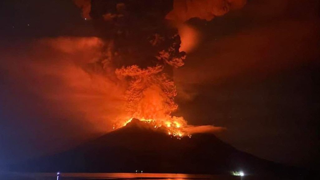 You are currently viewing Indonesia: Tsunami alert after eruption of Ruang volcano, thousands asked to leave