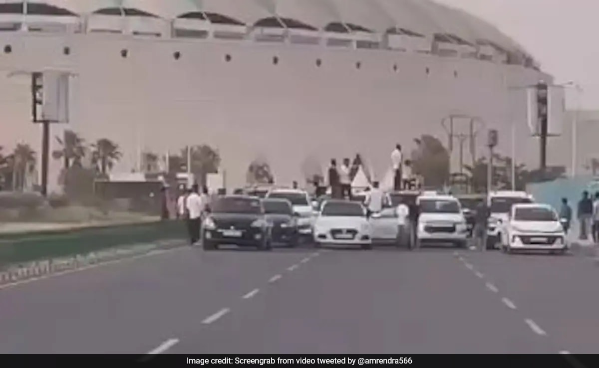 You are currently viewing Over 20 Cars Block Lucknow Road For Birthday Celebration, Case Filed