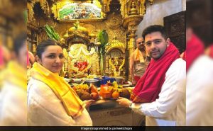 Read more about the article Parineeti Chopra And Raghav Chadha Offer Prayers At Siddhivinayak Temple. See Pic