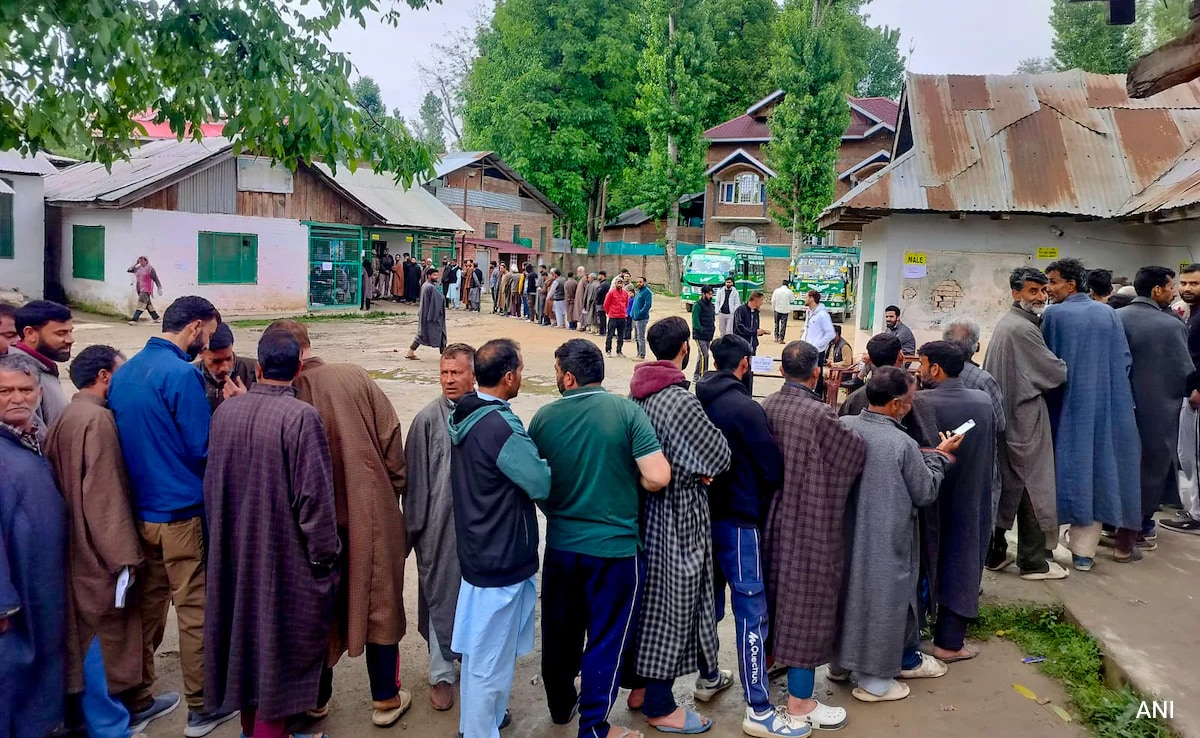 38% Voting For J&K's Srinagar Seat, Highest In 35 Years