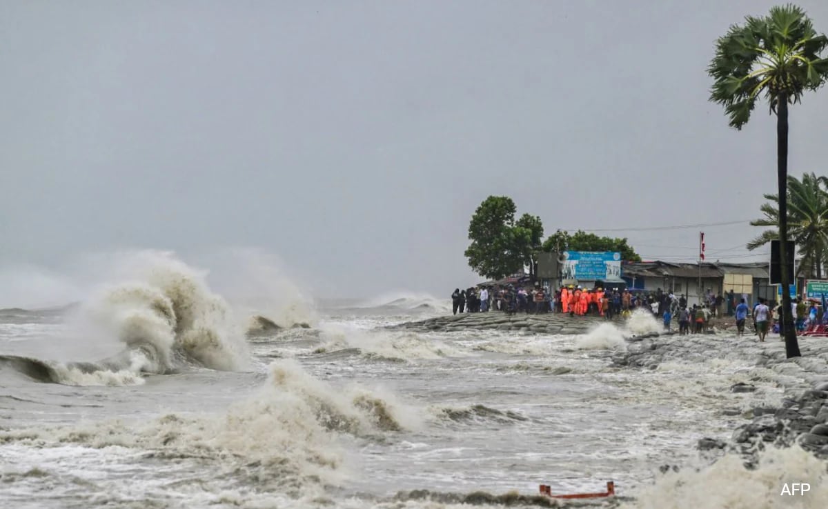 Read more about the article Pics: Cyclone Remal Makes Landfall, Ravages Coasts Of Bengal, Bangladesh
