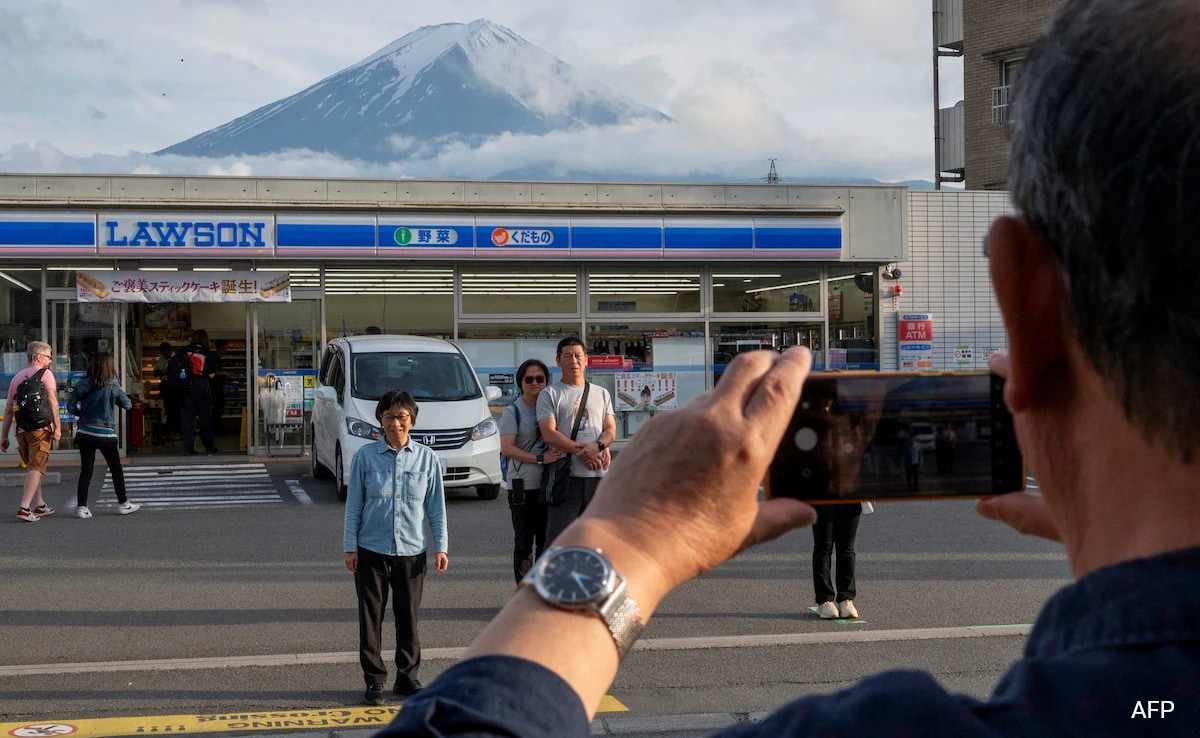 Read more about the article This Japan Town Is Putting Up Barrier To Block Mount Fuji View. Here’s Why