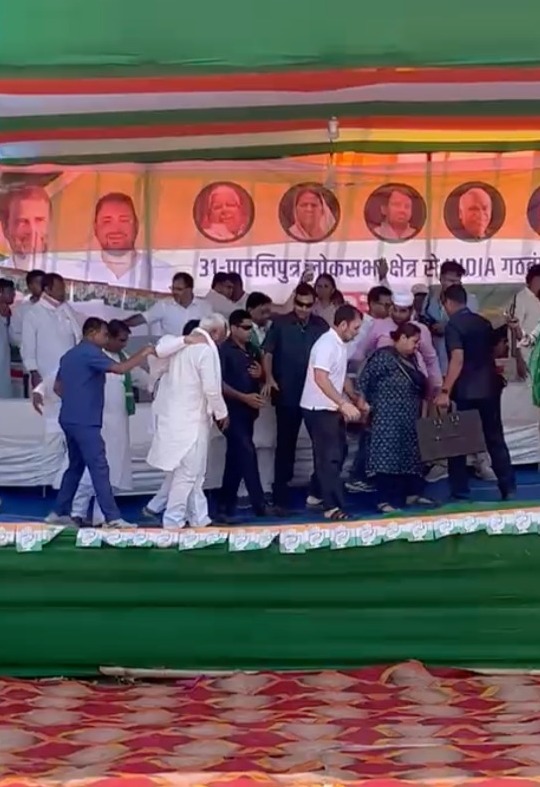 You are currently viewing Close Shave For Rahul Gandhi As Portion Of Stage Collapses At Bihar Rally