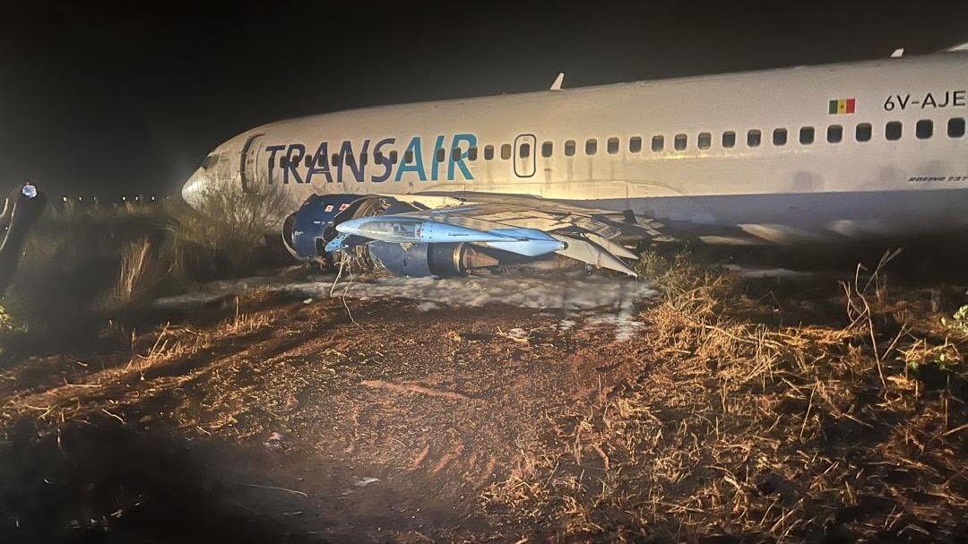 You are currently viewing Plane with 78 passengers aboard skids off airport runway in Senegal, 11 injured
