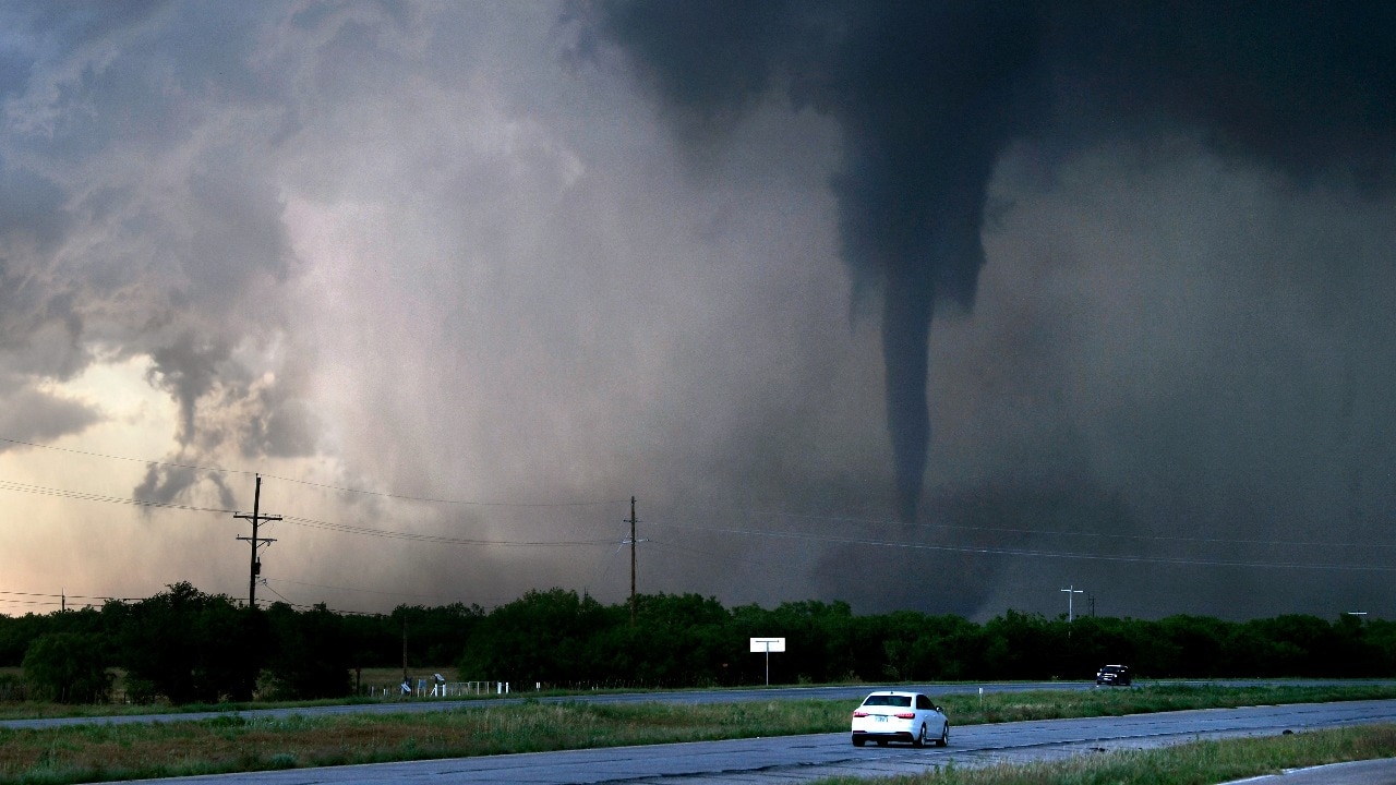 Read more about the article Videos: Tornadoes ravage central US, rip away houses and gas stations