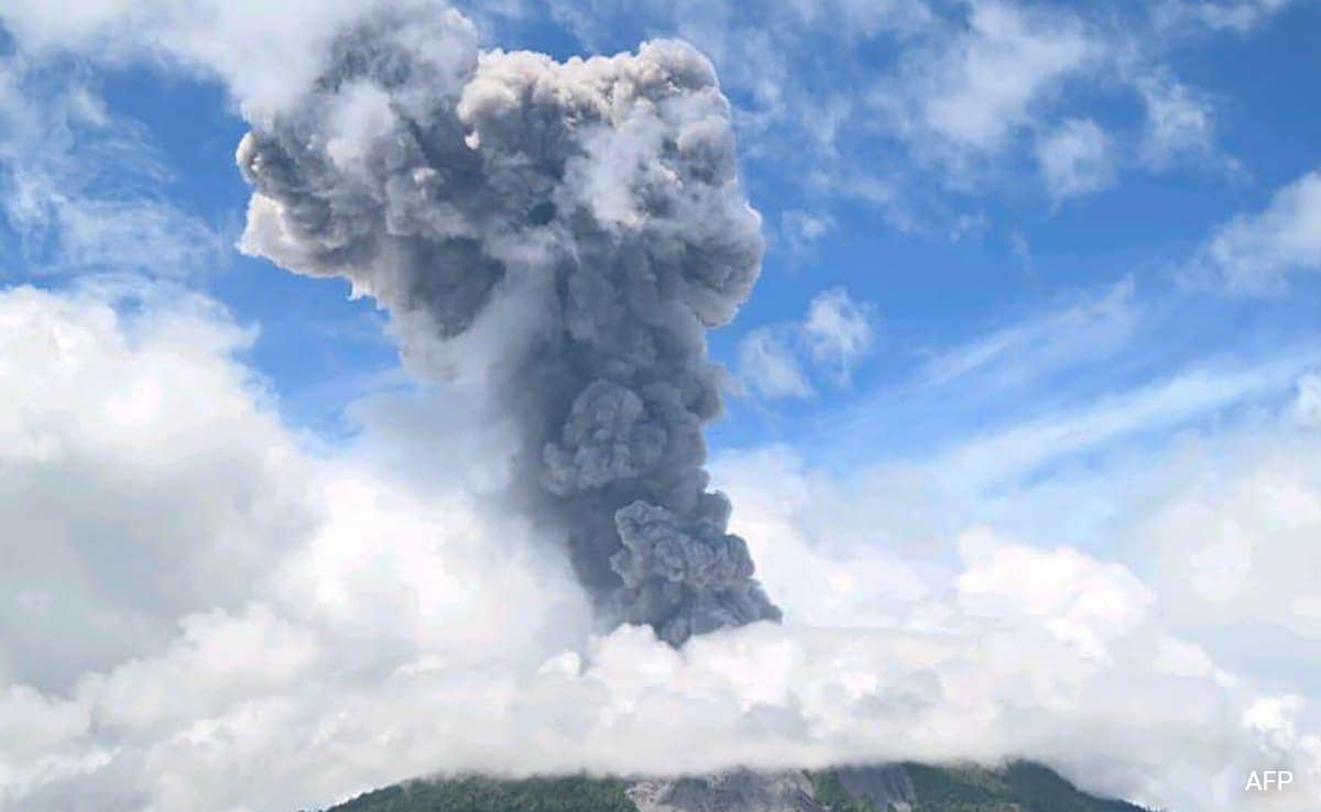 Volcano Erupts In Indonesia, Sends Ash Cloud 1.5 km Into The Sky