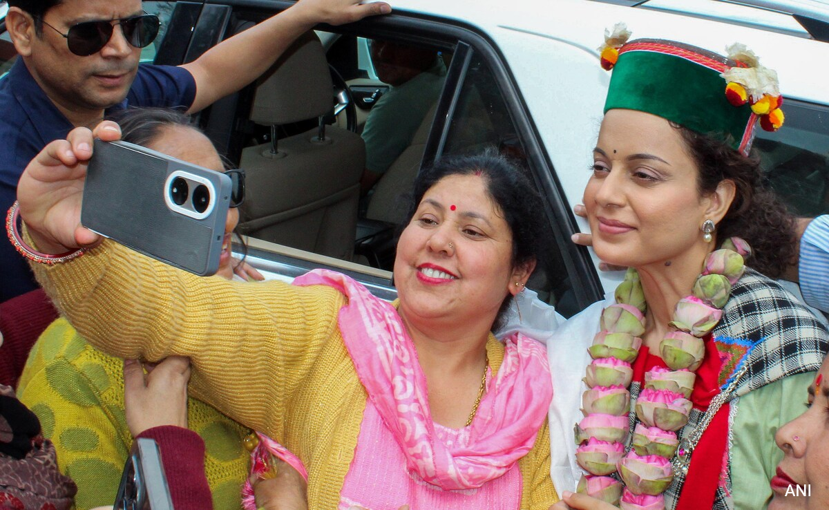 You are currently viewing Pics: Temple Visits And Clicking Selfies, Kangana Ranaut's Poll Campaign