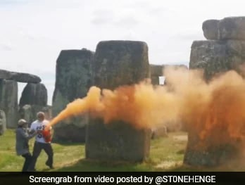 Read more about the article 2 Arrested For Spraying Orange Substance On Stonehenge In UK