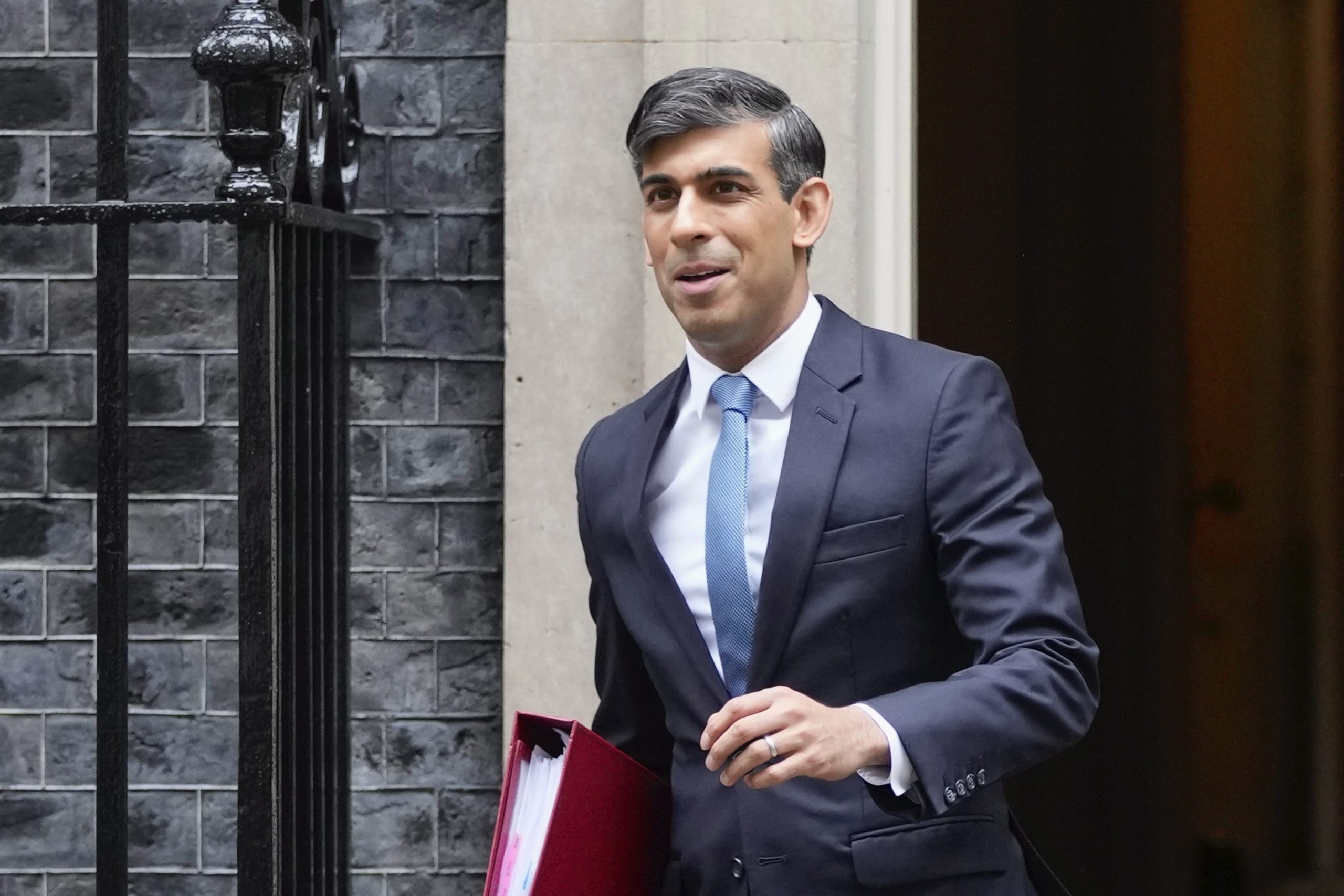 You are currently viewing UK PM Rishi Sunak Pledges Immigration Visa Caps