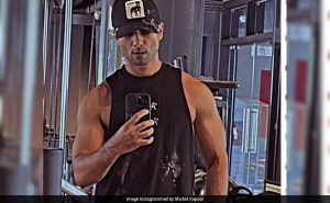 Read more about the article Shahid Kapoor's Sunday Treat For Fans – An Ab-Tastic Mirror Selfie