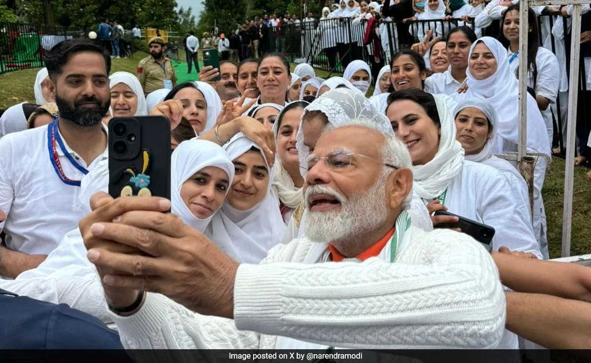 Read more about the article "Global Leaders Discuss Yoga With Me": PM Modi At Srinagar Mass Yoga Event