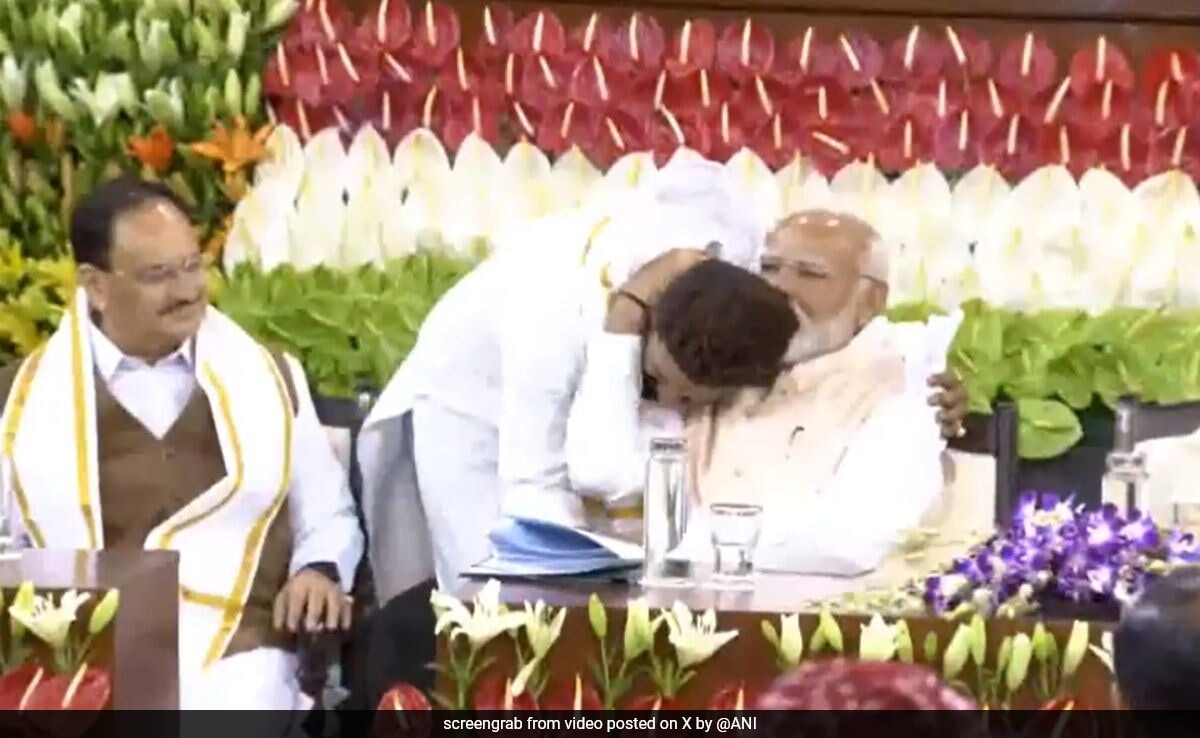 You are currently viewing Watch: PM Modi, Chirag Paswan Share A Candid Moment At NDA Meeting
