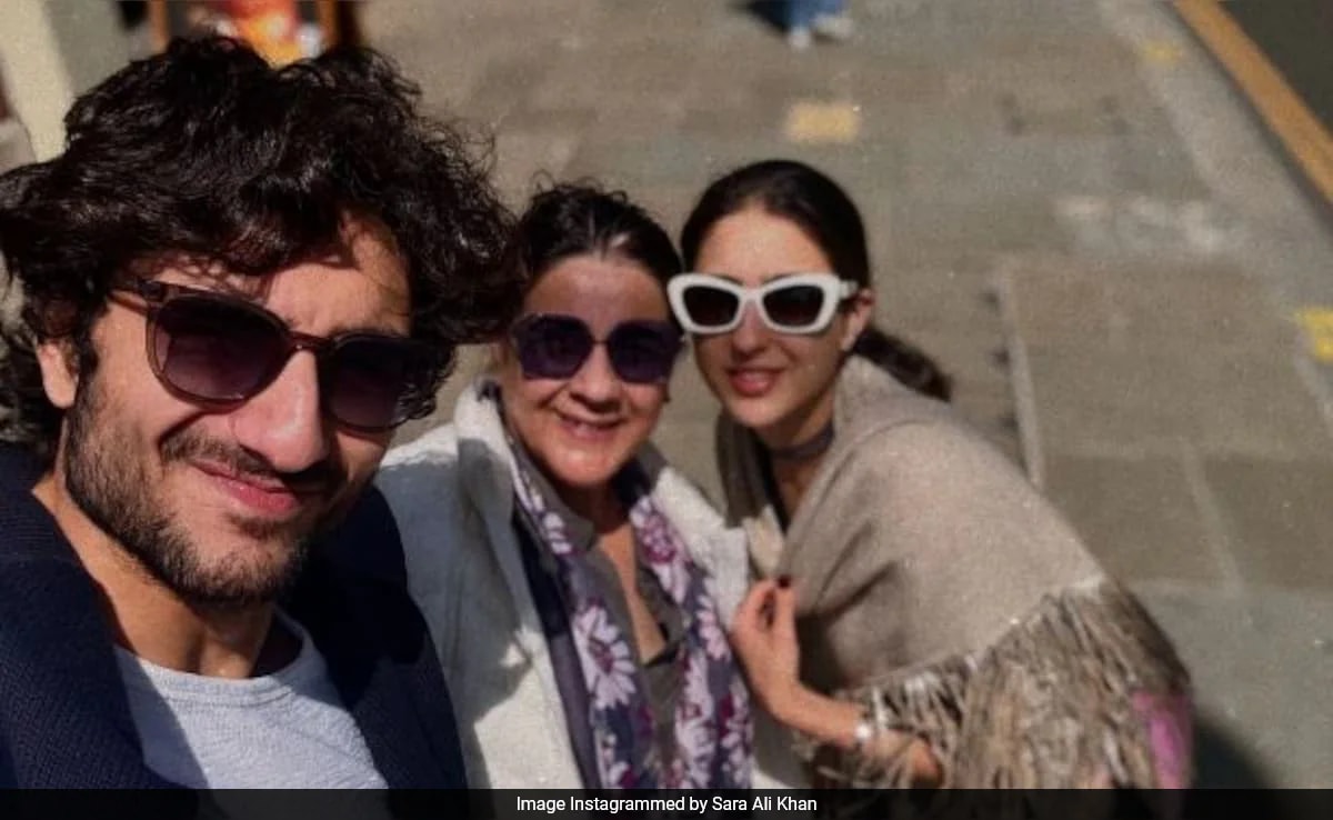 You are currently viewing Sara Ali Khan's Famjam With Mother Amrita Singh And Brother Ibrahim. Fan Says, "Beautiful Family"