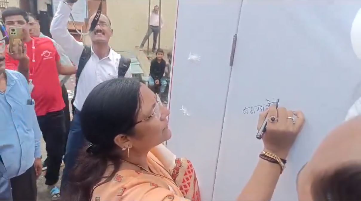 You are currently viewing Union Minister Misspells 'Beti Bachao, Beti Padhao', Video Goes Viral