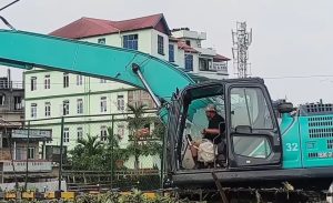 Read more about the article Video: Manipur Minister Drives Bulldozer, Clears Clogged River Amid Floods