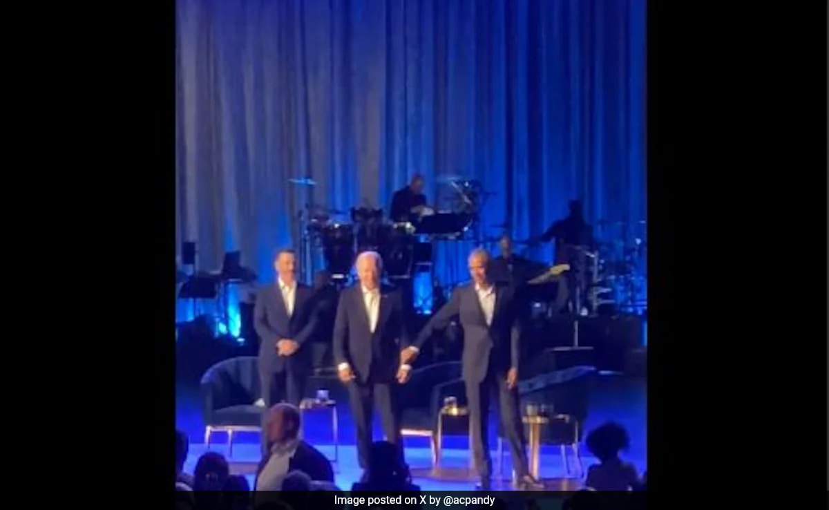 Read more about the article Joe Biden Freezes, Barack Obama Guides Him Off Stage At LA Fundraiser