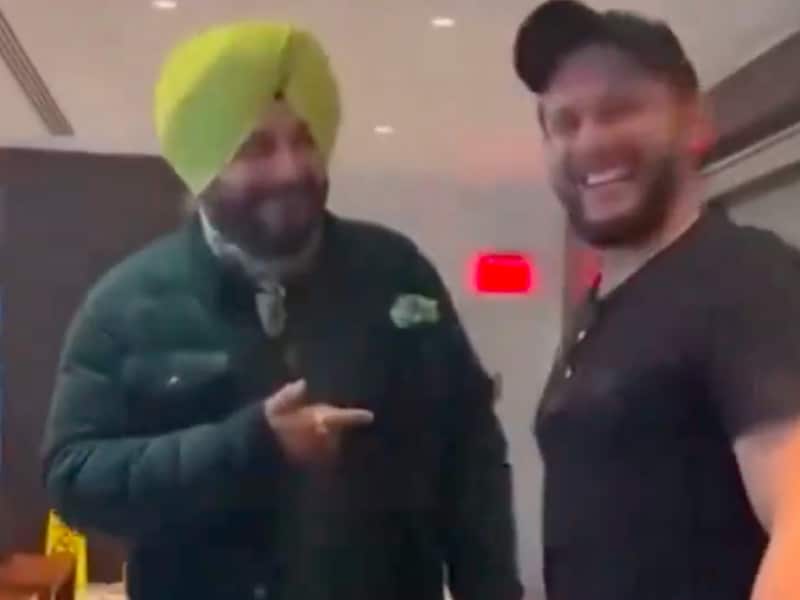 Read more about the article Watch: Sidhu Meets Afridi In New York. Chat Viral Ahead Of IND vs PAK Clash