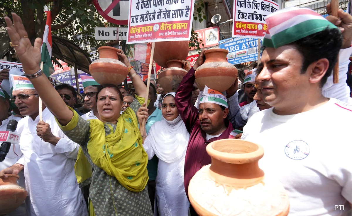 You are currently viewing "Matka Phod" Protests By Congress Amid Water Crisis In Delhi