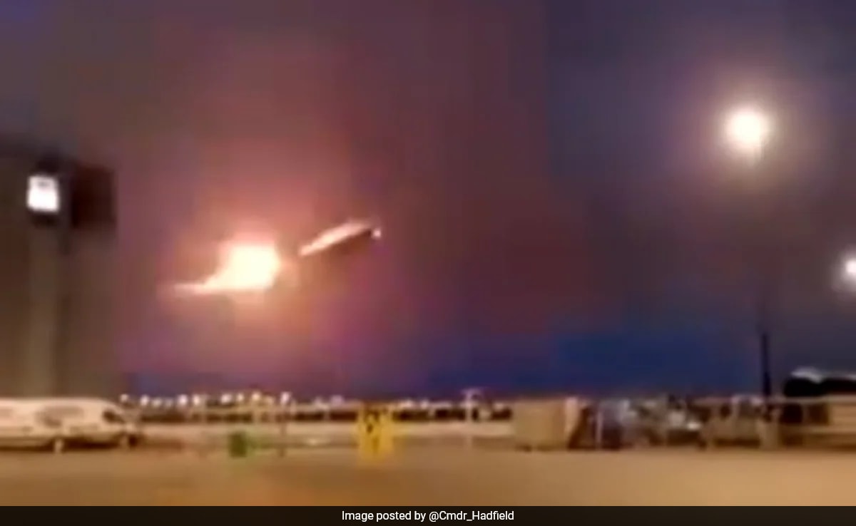 You are currently viewing Flames Shoot Out Of Air Canada Plane Engine In Bursts Just After Take-Off
