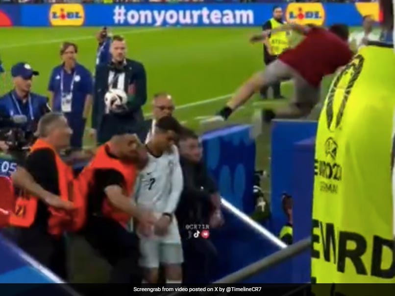 You are currently viewing Watch: Ronaldo Escapes Getting Kicked As Fans Jumps On Star From Stands