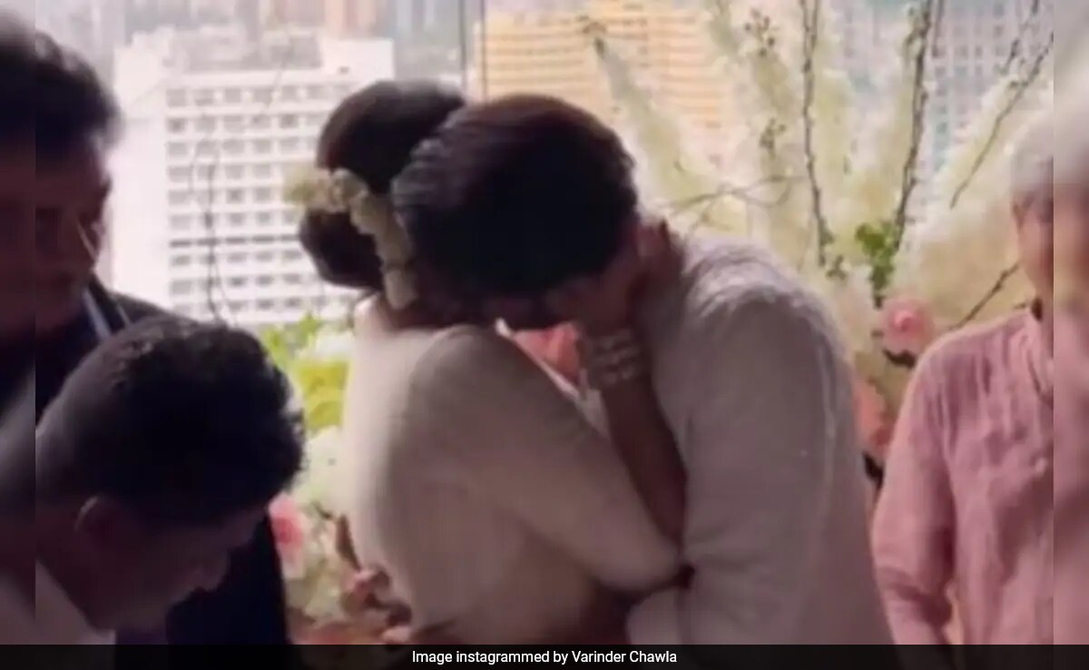 You are currently viewing Crazy Viral: Zaheer Iqbal Kisses Sonakshi Sinha At The Wedding Ceremony