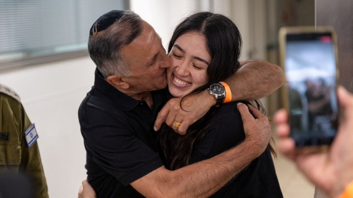 You are currently viewing Noa Argamani, freed Israeli hostage, reunites with her father