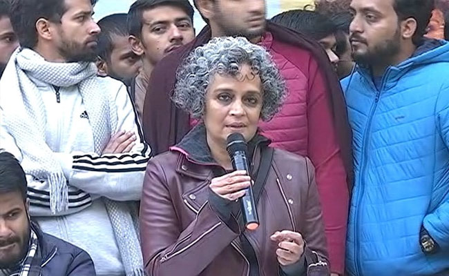 You are currently viewing Delhi Lt Governor Okays Prosecution Of Arundhati Roy Under Anti-Terror Law