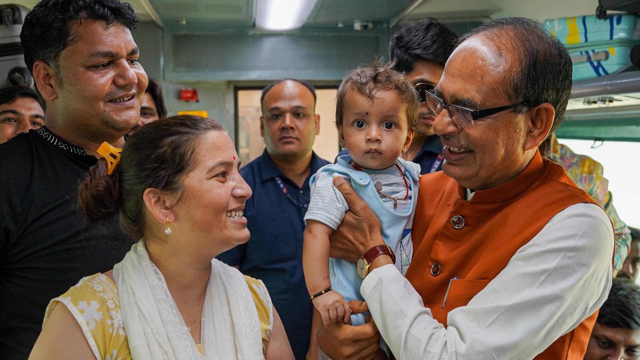 You are currently viewing Shivraj Chouhan Travels In Train From Delhi To Bhopal, Shares Pics