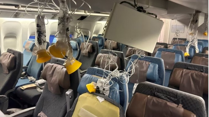 Read more about the article Singapore Airlines offers up to $25,000 to flyers for turbulence that killed passenger