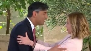 Read more about the article Video: Italian PM Giorgia Meloni hugs and greets UK's Rishi Sunak at G7 Summit
